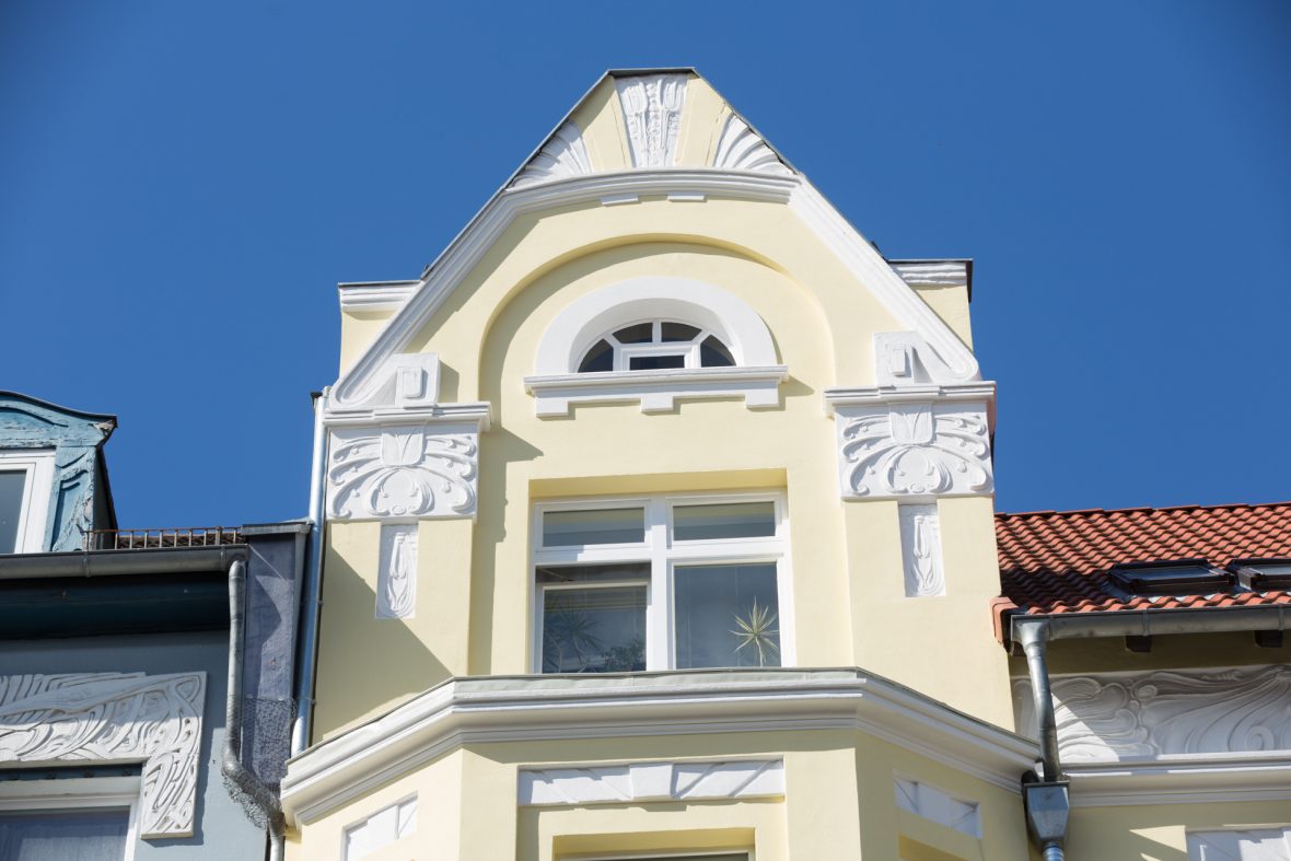 Alte Fassade sanieren Stilfassade Altbausanierung Hannover Keim Farben Gelb