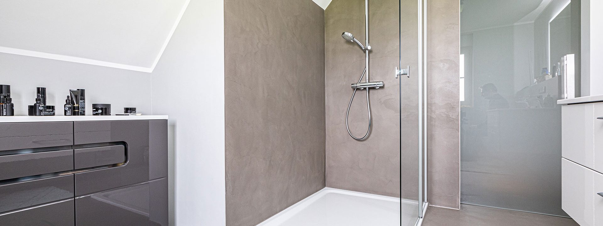 Malerarbeiten Raumgestaltung Green Flor Designboden Holzoptik Murface fugenlose Oberflaechen Volimea 05